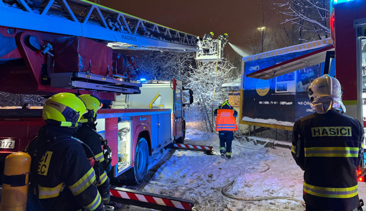 Tragický požár v Lomnici nad Popelkou. Uvnitř karavanu našli mrtvého muže