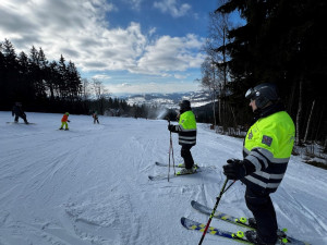Policisté dohlížejí na bezpečnost lyžařů na sjezdovkách