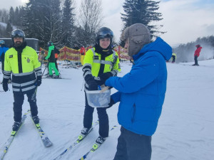 Policisté dohlížejí na bezpečnost lyžařů na sjezdovkách