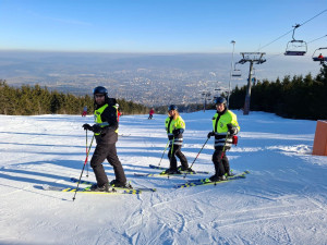 Policisté dohlížejí na bezpečnost lyžařů na sjezdovkách