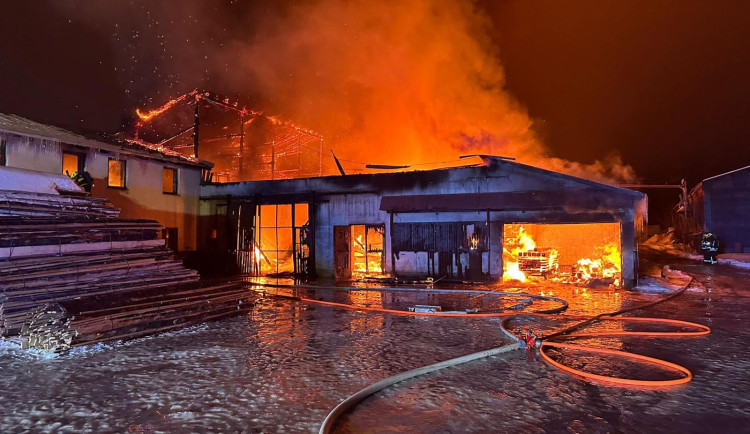 Hasiči zasahovali v roce 2024 častěji, dopravních nehod ale bylo ale oproti předchozímu roku méně