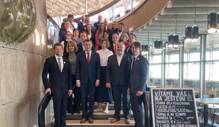 Zvolení zastupitelé za SLK a Spolu po podpisu koaliční smlouvy 16. října 2024 na Ještědu.