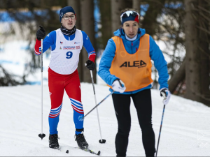 Bývalá úspěšná lyžařka Petra Hynčicová učí na univerzitě anatomii. Stíhá trénovat malé lyžaře i komentovat v televizi