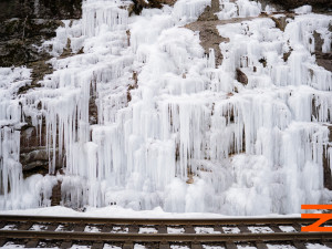 Ledopády cestující na trati mezi Smržovkou a Josefovým Dolem nepotěší. Musely ustoupit bezpečné jízdě vlaků