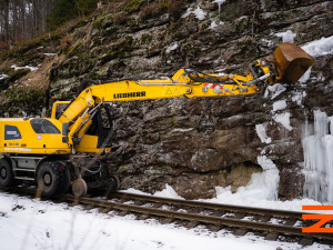 Ledopády cestující na trati mezi Smržovkou a Josefovým Dolem nepotěší. Musely ustoupit bezpečné jízdě vlaků