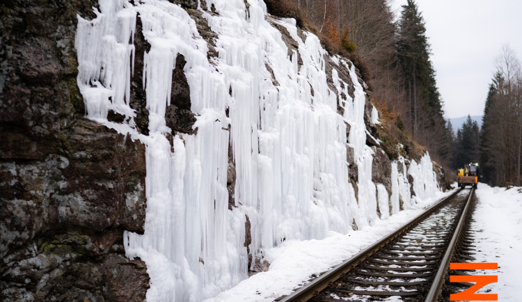Ledopády cestující na trati mezi Smržovkou a Josefovým Dolem nepotěší. Musely ustoupit bezpečné jízdě vlaků