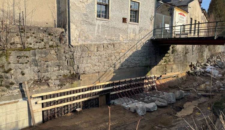 Záchranné práce na Jizerskohorském technickém muzeu. Fotogragrafie je ze začátku února.