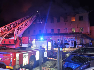 Noční požár v Kateřinkách. Hořelo v objektu, kde sídlí dětské centrum