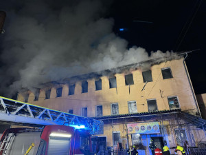 Noční požár v Kateřinkách. Hořelo v objektu, kde sídlí dětské centrum