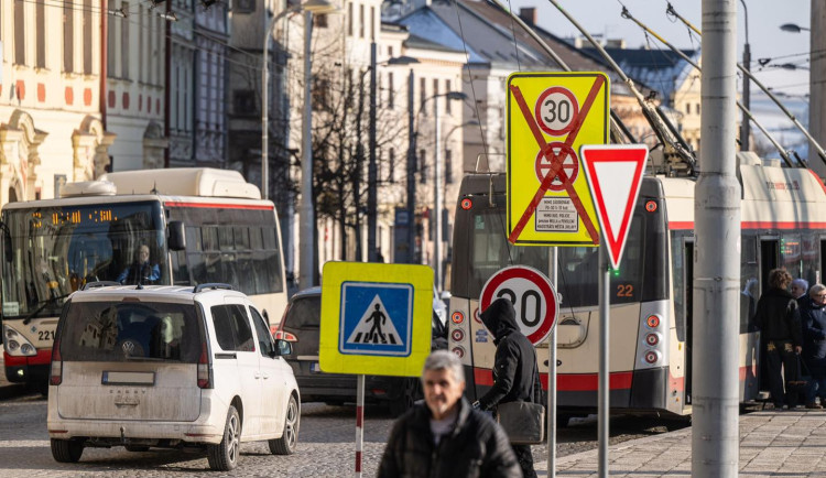 Dočasné zprůjezdnění náměstí v Jihlavě městu uleví, ukázala anketa mezi čtenáři Jihlavské Drbny