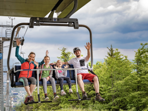 Předprodej oblíbených WALK & BIKE sezónek právě začal. Přes půl roku můžete na Ještědu jezdit lanovkou už od 370 korun