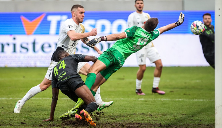 Jablonec uhrál na hřišti Hradce Králové remízu 1:1, přestože domácí posledních 15 minut dohrávali v deseti