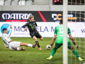 Jablonec uhrál na hřišti Hradce Králové remízu 1:1, přestože domácí posledních 15 minut dohrávali v deseti