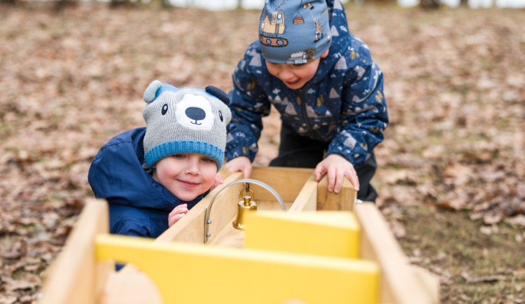 Jablonec má svoji kuličkodráhu. Malí i velcí ji najdou na hřišti ve Mšeně, takzvaném Hřbiťáku
