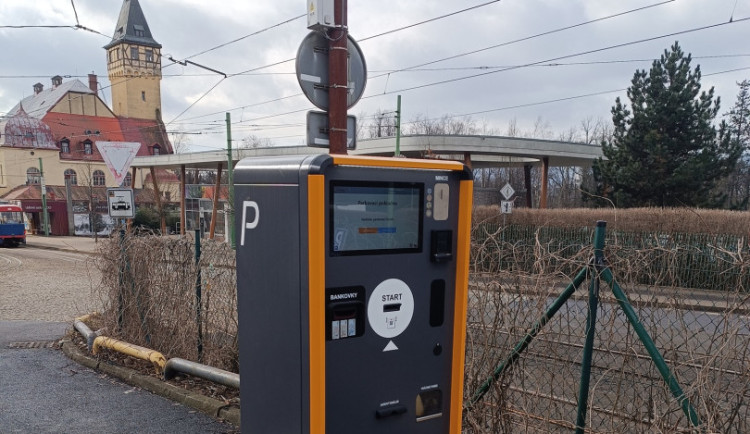 Na parkovišti naproti vstupu do zoo v Liberci se změnila cena za parkování