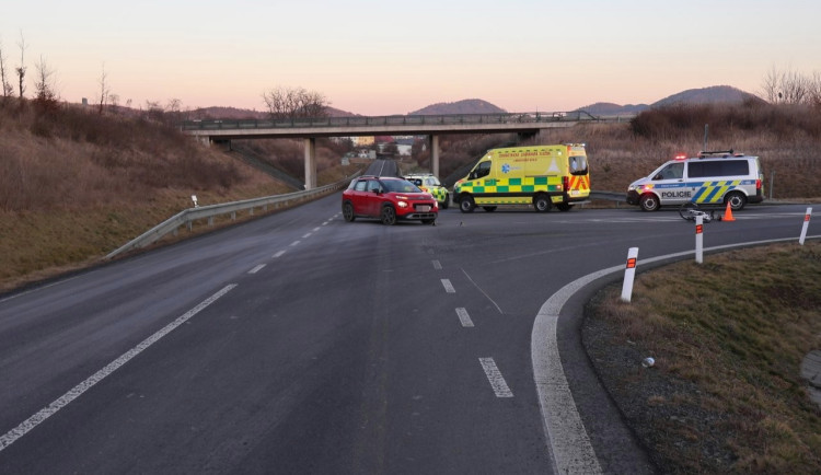 Řidič citroenu srazil na Českolipsku při odbočování vlevo cyklistu v protisměru. Oslnilo mě slunce, říká