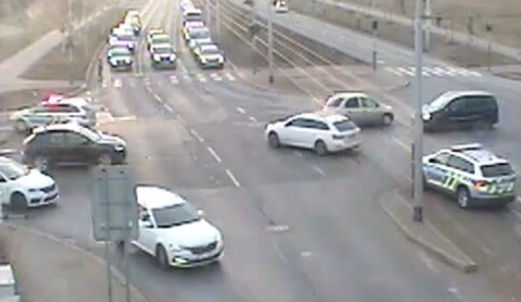 VIDEO: Policisté doprovodili auto s malým chlapcem do nemocnice