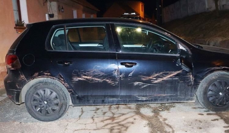 Řidička v Jemnici při parkování špatně zajistila auto a odešla. Golf se pak rozjel po schodech dolů