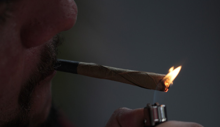 Muž z jihu Moravy si myslel, že se mu ve dvě ráno na dvoře procházejí lidé. Byl jen zkouřený