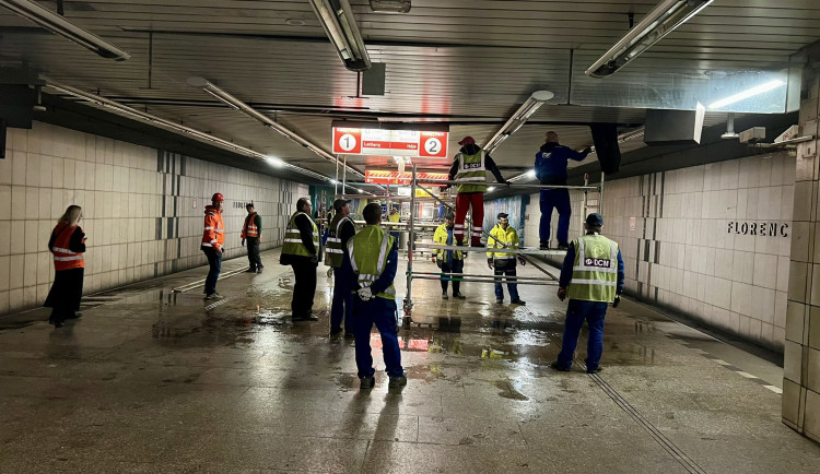 VIDEO: Stanice metra Florenc linky C zůstane kvůli průsaku vody zavřená několik dní