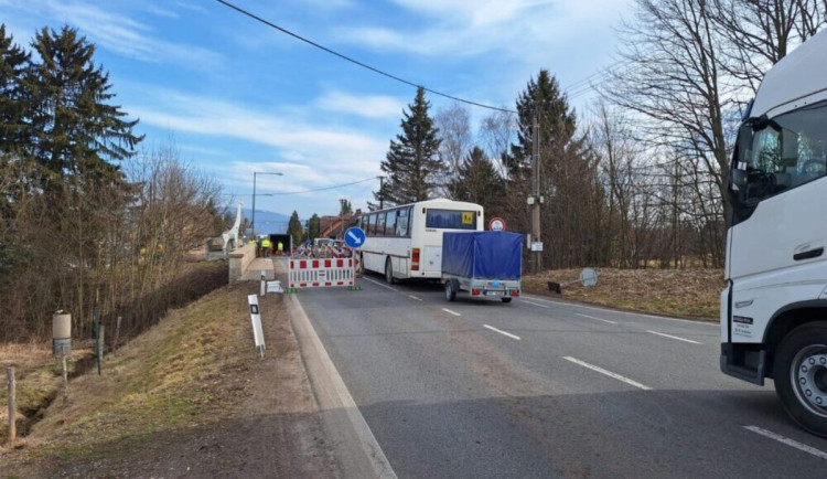 V obci Horka u Staré Paky začala oprava mostu, dopravní omezení potrvá do listopadu
