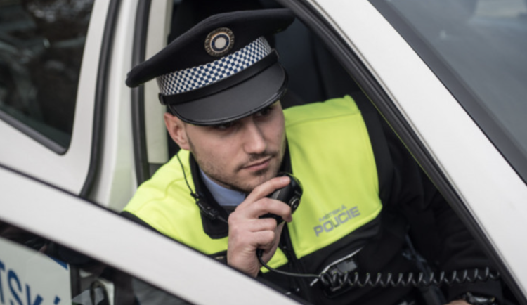 Muž v Brně se naštval při hádce s přítelkyní. Rukou rozbil skleněnou výplň vchodových dveří