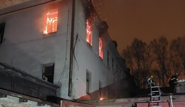 Při požáru nedaleko libereckého nádraží zasahovali hasiči. Zachránili člověka