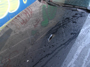 V České Lípě se Vandal vyřádil na zaparkovaném BMW