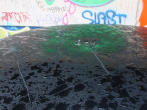 V České Lípě se Vandal vyřádil na zaparkovaném BMW