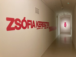 V liberecké galerii se ukrývá Třesoucí se říše. Stojí za ní slavná maďarská sochařka Zsófia Keresztes