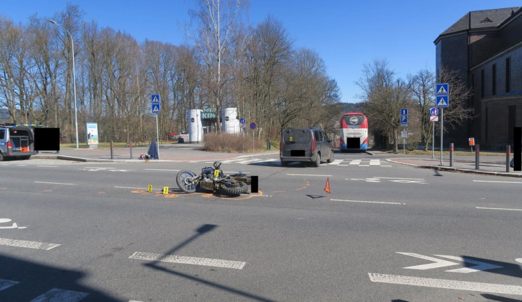 Nehoda u letního kina v Jablonci. Řidič auta nedal přednost motorce