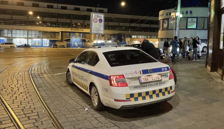 Dívka pobíhala uprostřed noci po silnici v Brně. Když jí přijeli na pomoc strážníci, zjistili, že je hledaná