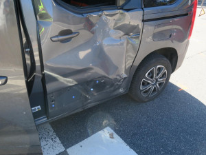 Nehoda u letního kina v Jablonci. Řidič auta nedal přednost motorce