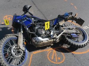 Nehoda u letního kina v Jablonci. Řidič auta nedal přednost motorce