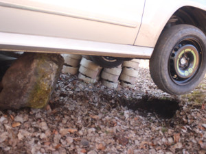Spěch na vlak se málem nevyplatil. Špatně zabržděné auto skoro přejelo řidičku