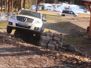 Spěch na vlak se málem nevyplatil. Špatně zabržděné auto skoro přejelo řidičku