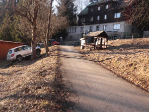 Spěch na vlak se málem nevyplatil. Špatně zabržděné auto skoro přejelo řidičku