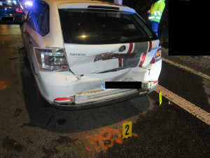 Mladá řidička za jízdy ladila rádio. Nestihla zabrzdit a bourala auto před sebou