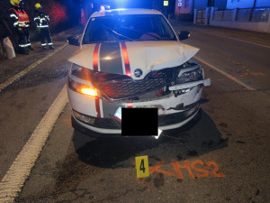 Mladá řidička za jízdy ladila rádio. Nestihla zabrzdit a bourala auto před sebou