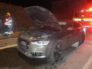 Mladá řidička za jízdy ladila rádio. Nestihla zabrzdit a bourala auto před sebou