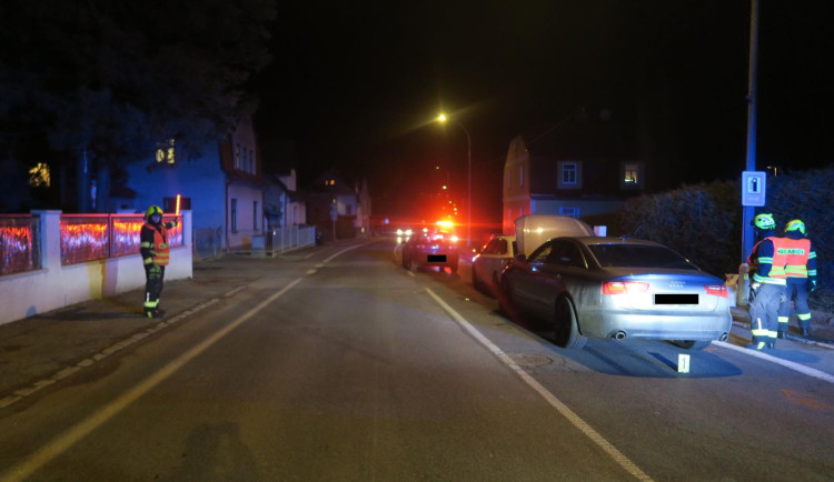 Mladá řidička za jízdy ladila rádio. Nestihla zabrzdit a bourala auto před sebou