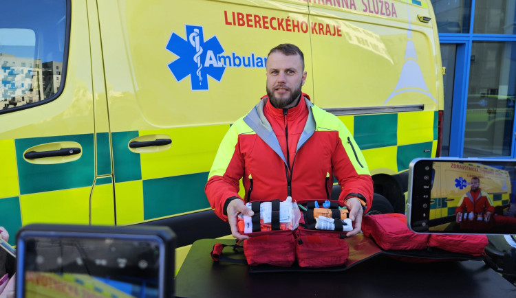 Republikový unikát od liberecké záchranky. Tašky Panik pro složky IZS pro situace, ve kterých záchranáři ke zraněným nemohou