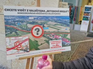 Lidé v Turnově protestovali proti plánované silnici 35 vedoucí Českým rájem. Je na čase začít se stavbou, kontruje ministr Kupka