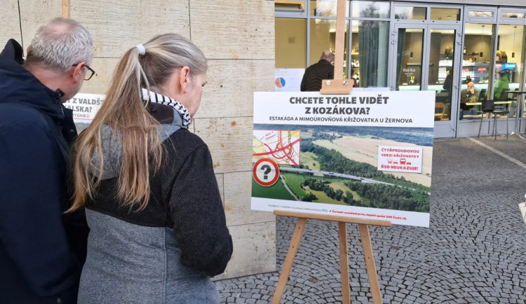Lidé v Turnově protestovali proti plánované silnici 35 vedoucí Českým rájem. Je na čase začít se stavbou, kontruje ministr Kupka