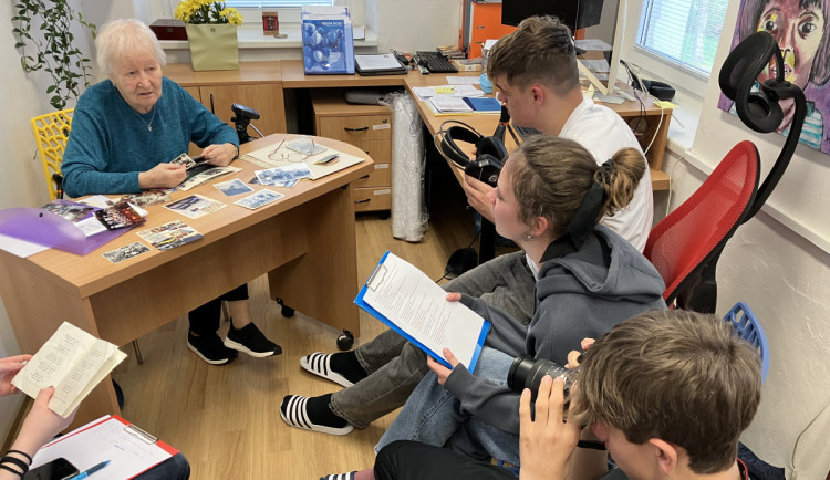 V Naivním divadle ožijí díky audio a video reportážím žáků libereckých škol vzpomínky pamětníků