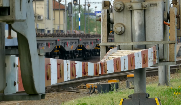 VIDEO: Nebezpečný přejezd smrti na koridoru ve Studénce zmizí, nový podjezd změní také dopravu v okolí