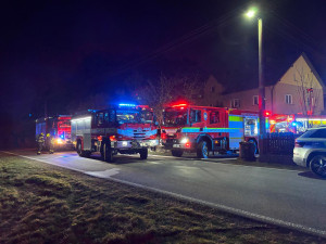 V Novinách pod Ralskem na Českolipsku hoří rodinný dům. Podle hasičů uvnitř nikdo není