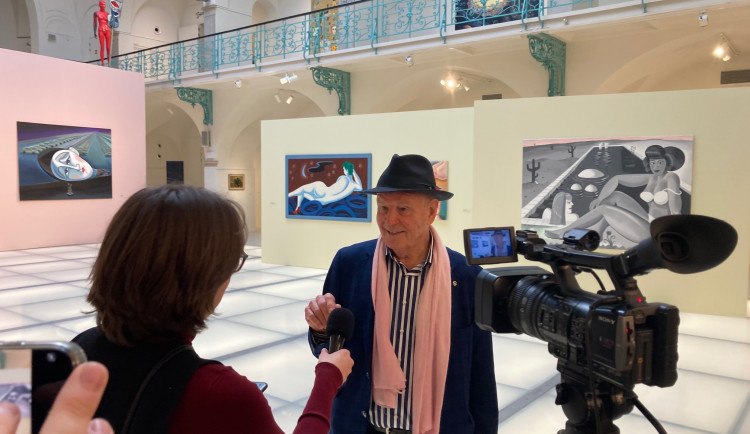 Umělec Milan Kunc na své retrospektivní výstavě v Galerie Lázně Liberec.