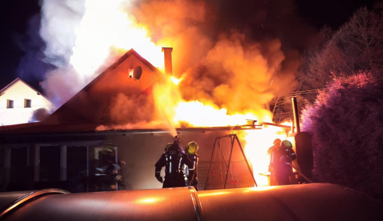 V Novinách pod Ralskem na Českolipsku hoří rodinný dům. Podle hasičů uvnitř nikdo není