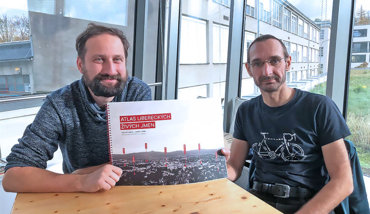 Václav Lábus (vpravo), Daniel Vrbík a jejich atlas živých jmen.
